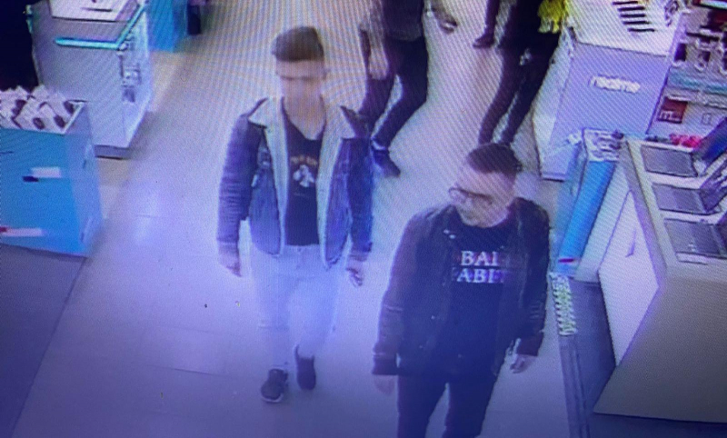В Новосибирске разыскивают двух парней, укравших из магазина ноутбук