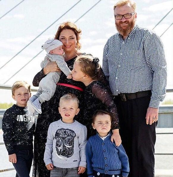 Из шестерых детей трое приемные: что известно о семье депутата Виталия Милонова, оскорбившего Викторию Боню Милонов, Милонова, детей, Виталия, Виталий, семье, депутат, после, активно, известно, депутата, шестерых, СанктПетербурга, уходит, человек, тесть, Именно, супруги, женой, ребенок