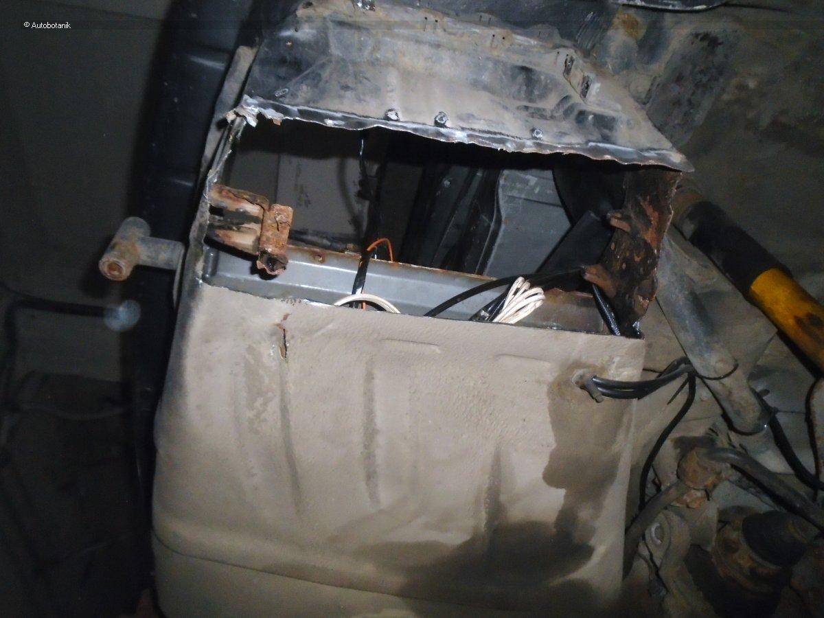 Свежий весенний цвет на старый кабриолет Свежий весенний цвет на старый кабриолет авто и мото