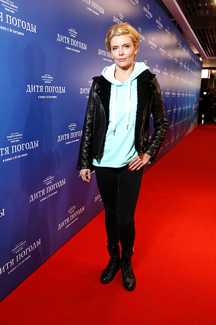 Светские выходные в Москве: Ксения Собчак, Виктория Лопырева, Альбина Джанабаева на показах, Монеточка — в кино Светские выходные в Москве: Ксения Собчак, Виктория Лопырева, Альбина Джанабаева на показах, Монеточка — в кино Светская жизнь