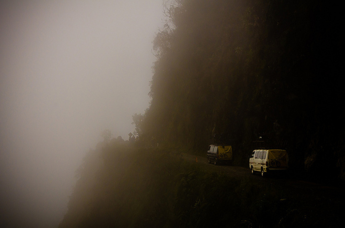 «Дорога смерти» в тумане. /Фото: carreteraspeligrosas.com