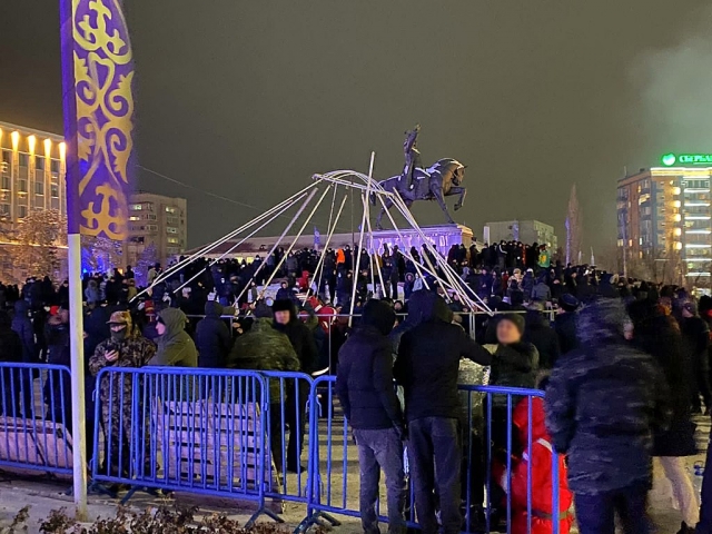 Протестующие на центральной площади Актюбинска 4 января 2022 года
