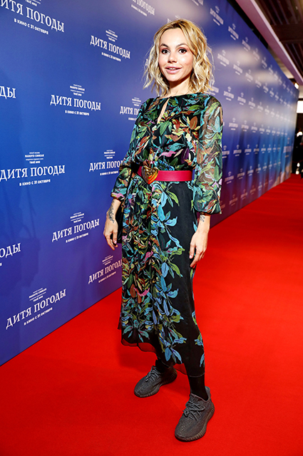 Светские выходные в Москве: Ксения Собчак, Виктория Лопырева, Альбина Джанабаева на показах, Монеточка — в кино Светские выходные в Москве: Ксения Собчак, Виктория Лопырева, Альбина Джанабаева на показах, Монеточка — в кино Светская жизнь