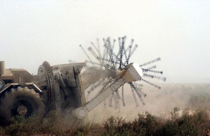 us-army-usa-soldiers-from-the-769th-engineers-battalion-use-a-denmark-hydrema-7e7d2a-1024 (700x455, 315Kb)