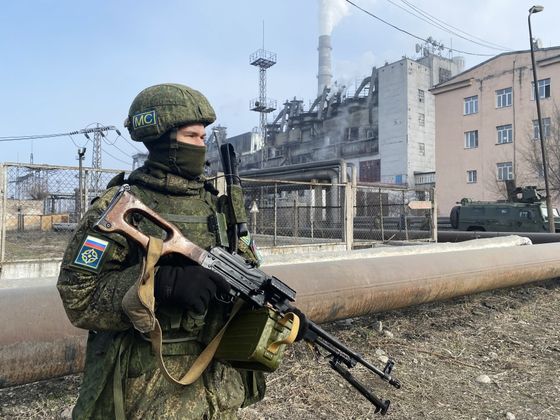 Военнослужащий из состава российского контингента миротворческих сил ОДКБ, охраняющий территорию ТЭЦ-3 в Алма-Ате