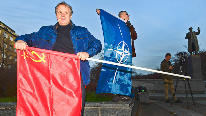 Пили бы американское. Как Россию в НАТО не приняли