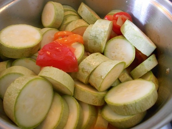 Просто нарежьте овощи крупными кольцами — и через полчаса у вас на столе самое вкусное и полезное летнее рагу из кабачков с перцами и томатами!-8