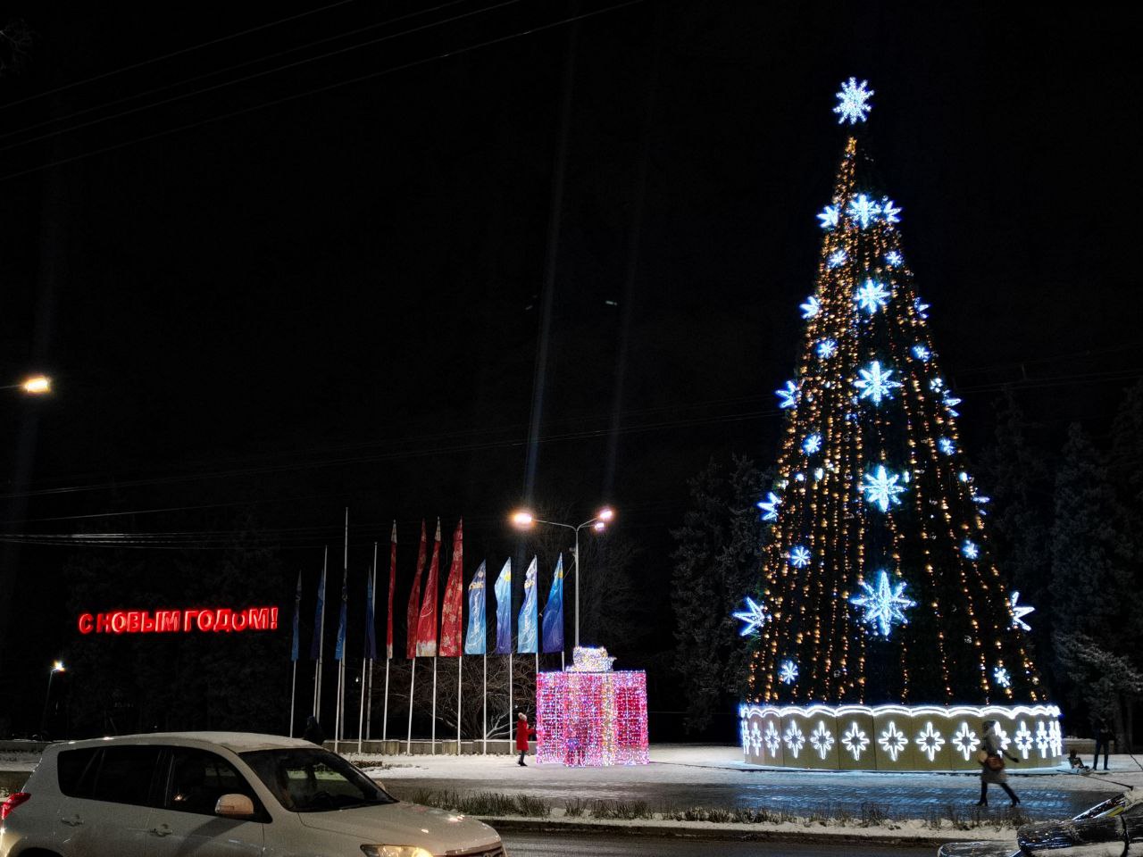 Новогодние праздники в ростове на дону. Парк Горького Ростов елка 2022. Елка Ростов на Дону парк Горького. Елка в Ростове на Дону 2022. Главная елка в Ростове на Дону 2021.