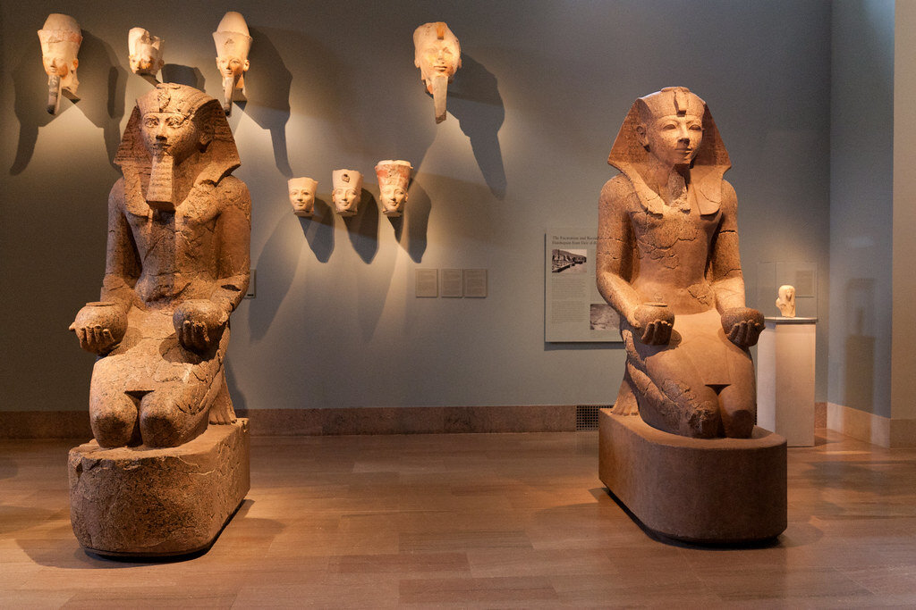 Статуя Хатшепсут из красного гранита в мужском образе с ритуальными подношениями богам стояла в Дейр-эль-Бахри / Метрополитен-музей, США