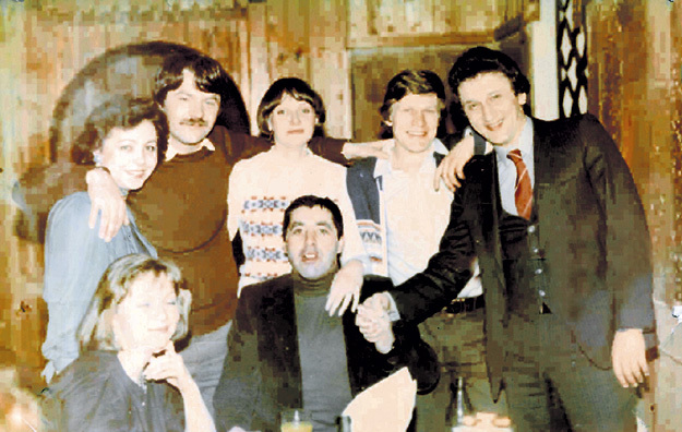 ГУНДАРЕВА (сидит слева) и МИНАЕВ (второй справа) на вечеринке с друзьями. Третий слева - Александр ФАТЮШИН