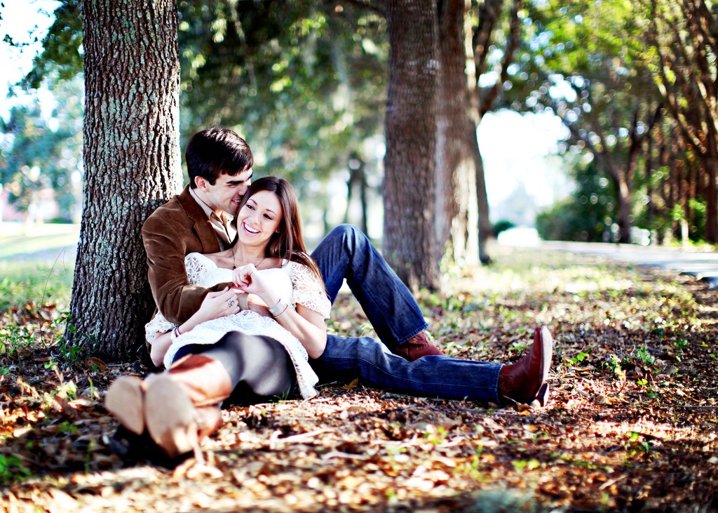 Rasmlar sevgi. Романтическая фотосессия. Влюбленные под деревом. Пара под деревом. Пара влюбленных под деревом.