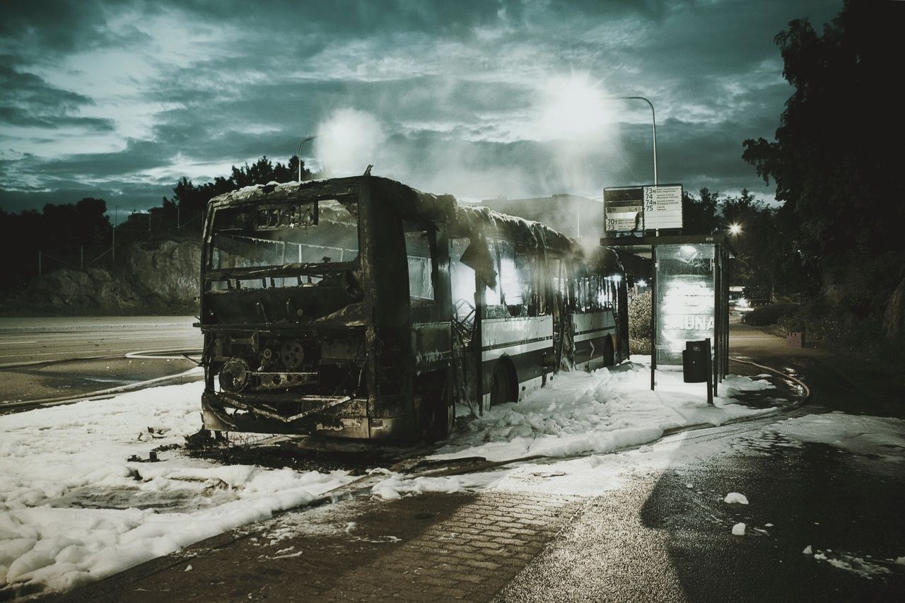 Пассажирский автобус сгорел дотла на КАД в районе Сестрорецка