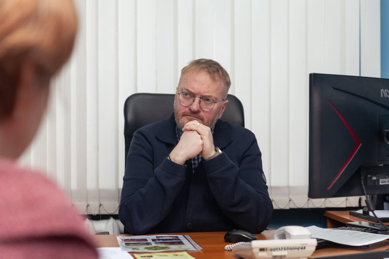 Из шестерых детей трое приемные: что известно о семье депутата Виталия Милонова, оскорбившего Викторию Боню Милонов, Милонова, детей, Виталия, Виталий, семье, депутат, после, активно, известно, депутата, шестерых, СанктПетербурга, уходит, человек, тесть, Именно, супруги, женой, ребенок