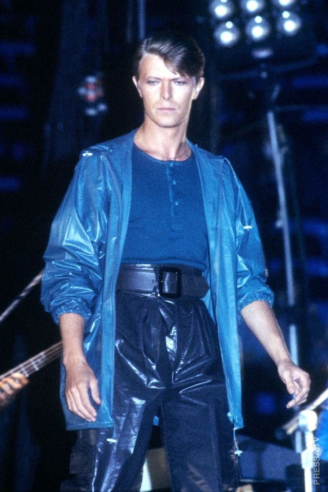 Дэвид Боуи - икона стиля музыкальной поп-культуры 1970-х годов Дэвид Боуи,знаменитости,икона стиля,музыканты,необычное,стиль,фотография