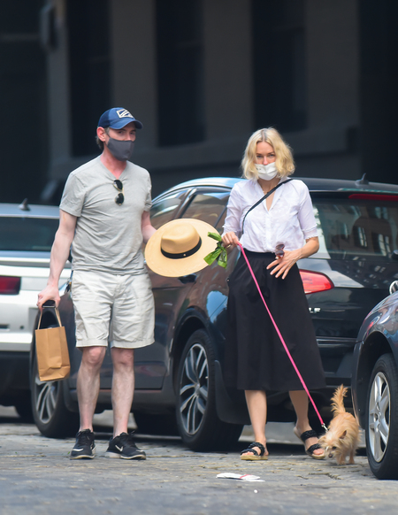 В масках: Наоми Уоттс и Билли Крудап на прогулке с собакой в Нью-Йорке Звезды,Папарацци