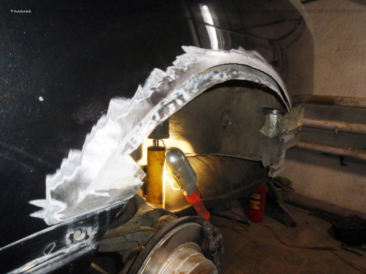 Свежий весенний цвет на старый кабриолет Свежий весенний цвет на старый кабриолет авто и мото