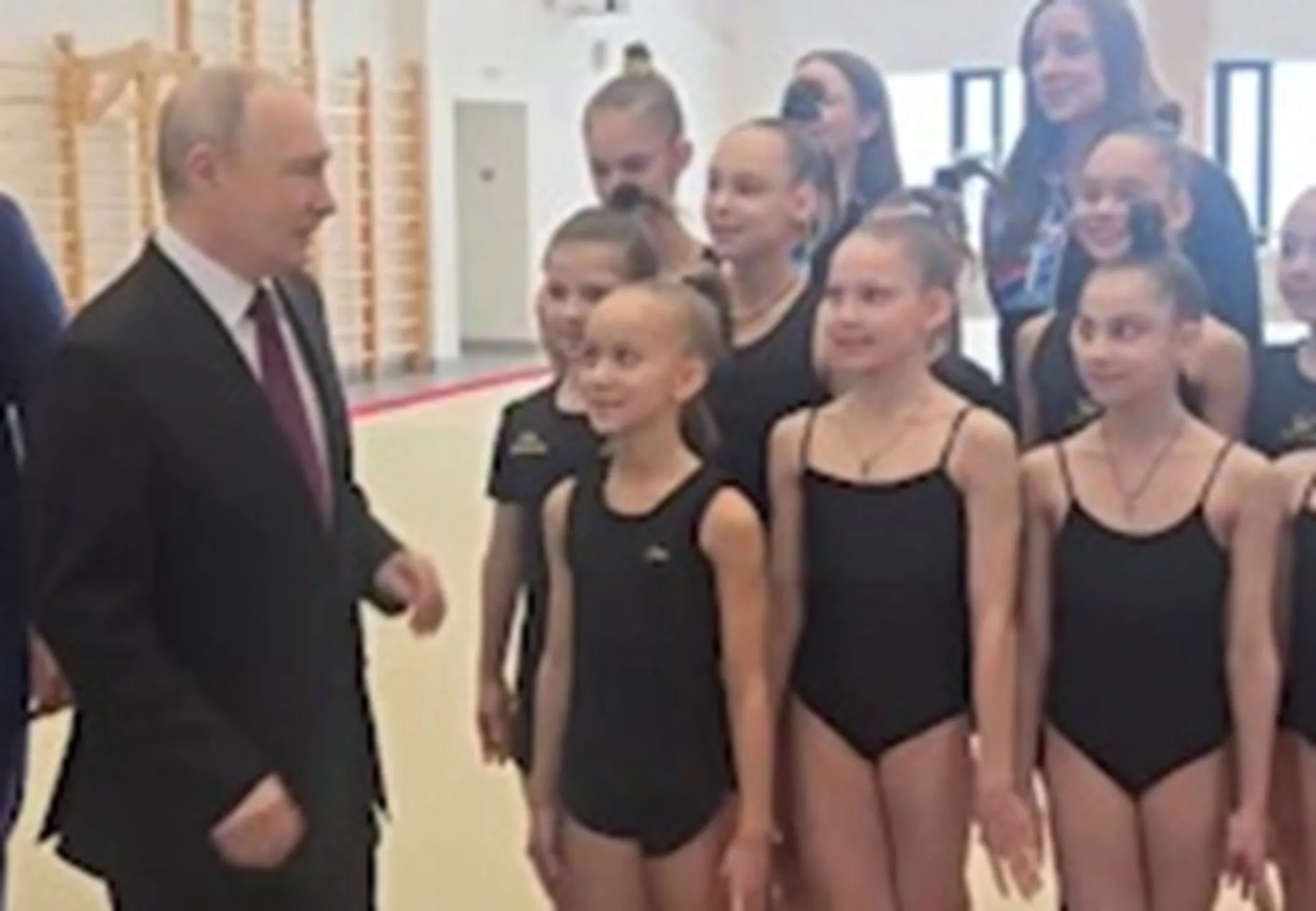 Владимир Путин встретился с юными гимнастками и поцеловал одну из них в лоб