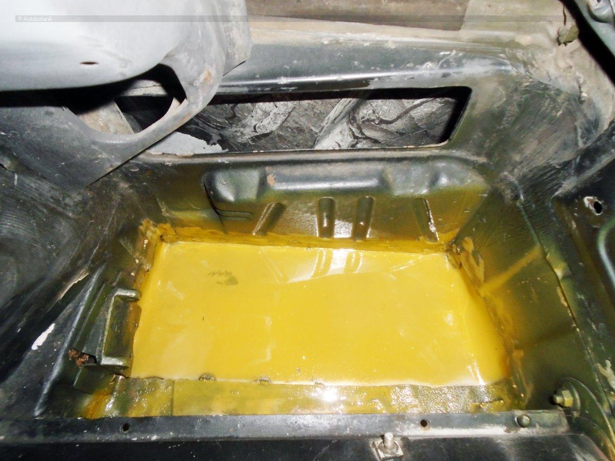 Свежий весенний цвет на старый кабриолет Свежий весенний цвет на старый кабриолет авто и мото