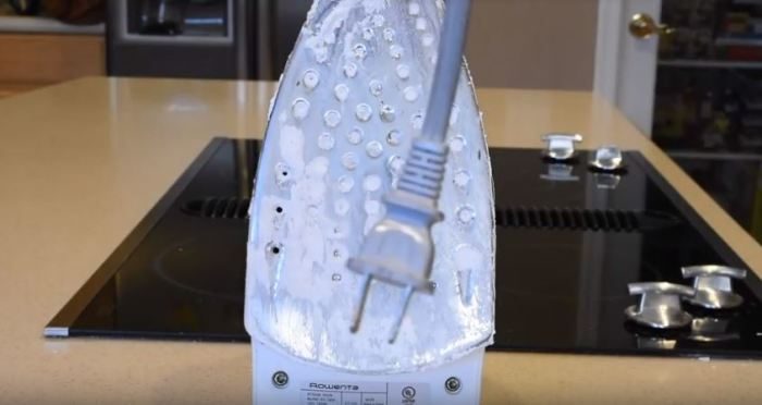 Как почистить утюг при помощи подручных средств