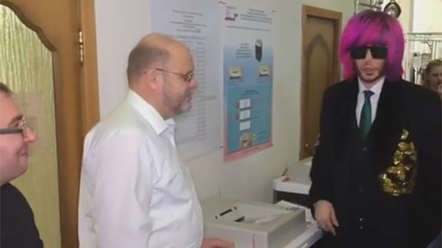 Видео: Сергей Зверев с розовыми волосами проголосовал на президентских выборах