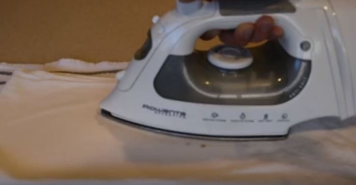 Как почистить утюг при помощи подручных средств