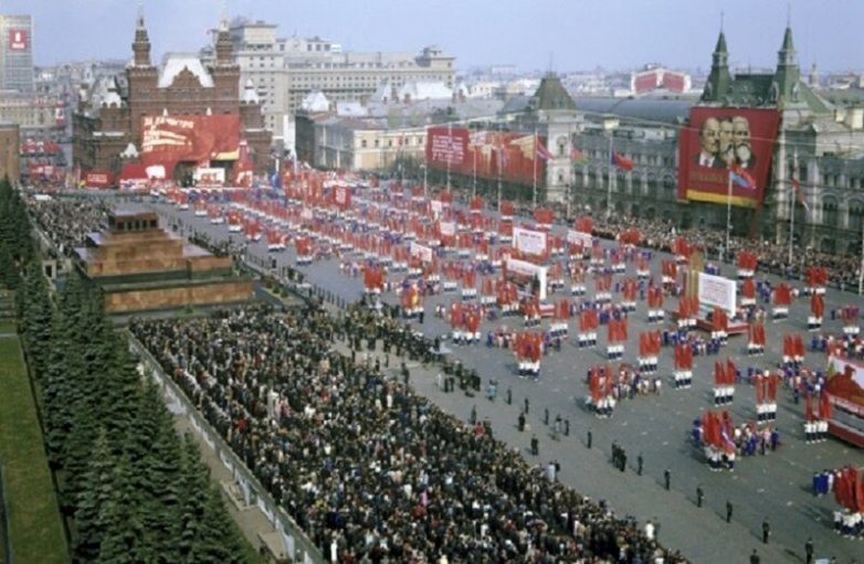 Как отмечали первомай в СССР? Как отмечали первомай в СССР?