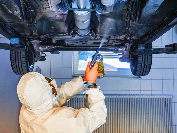 Обработка машины антикором/ Фото: moritz.repair