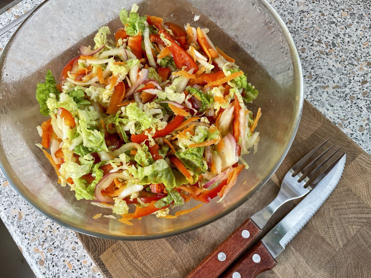 Три вечера в неделю ем этот салат на ужин, чтобы оставаться в форме летом салат, перец, нашинковать, салату, нравится, любой, помощью, витамина, использовать, следующий, можно, крупной, который, салата, капусту, становится, очень, смешиваю, постоять, Морковь