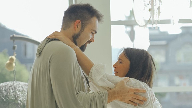 Домашние роды с отчетом в Instagram: Саша Зверева стала мамой в четвертый раз Дети,Беременные звезды