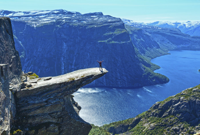 Каменный выступ на горе Скьеггедаль, вблизи города Одда в Норвегии, возвышающийся над озером Рингедалсватн на высоте 350 метров.