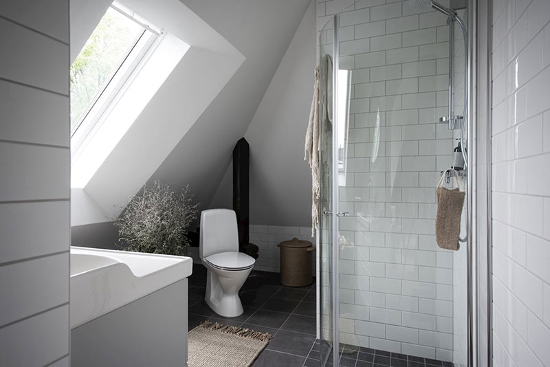 Небольшая, но светлая квартира-студия под крышей в Гетеборге Небольшая, но светлая квартира-студия под крышей в Гетеборге белый интерьер,Гетеборг,интерьер и дизайн,квартира,малометражка,мансарда,скандинавский стиль,студия