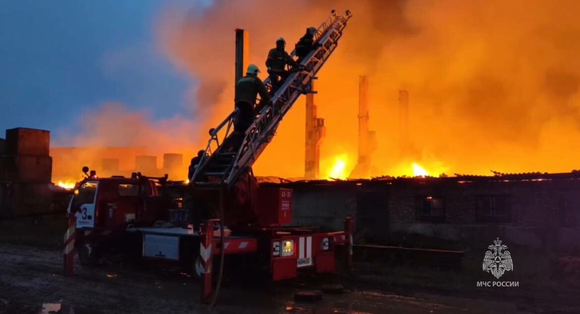 Пожарные в Смоленске борются с масштабным возгоранием в цеху