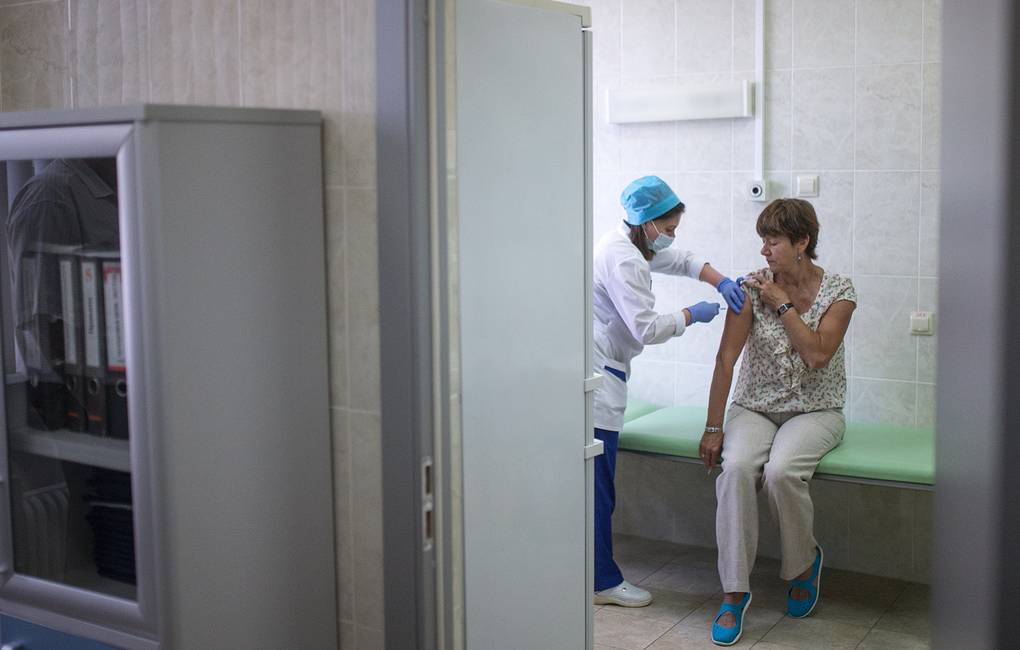 Массовая вакцинация от коронавируса может начаться в России осенью