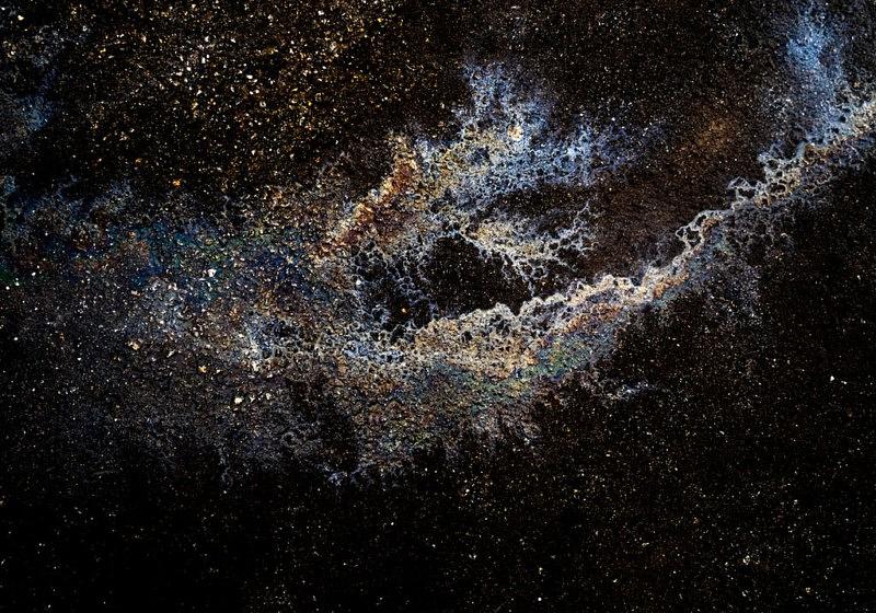 Bigpicture.ru Иллюзорные галактики и созвездия из бензина и масла на асфальте