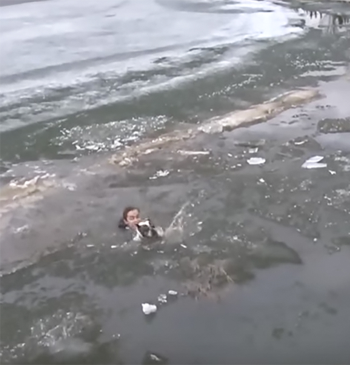 Не раздумывал ни секунды — бросился в ледяную воду на помощь собаке и сам ушел под лёд, но спас! супер