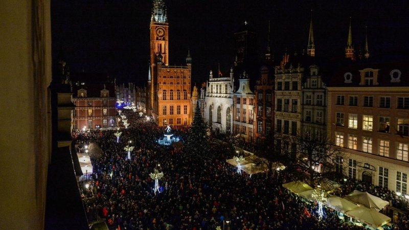 Стихийный митинг жителей Гданьска после трагедии