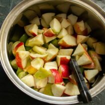 Нарезаем яблоки кусочками, подходящими по размеру к ломтиками физалиса.  
