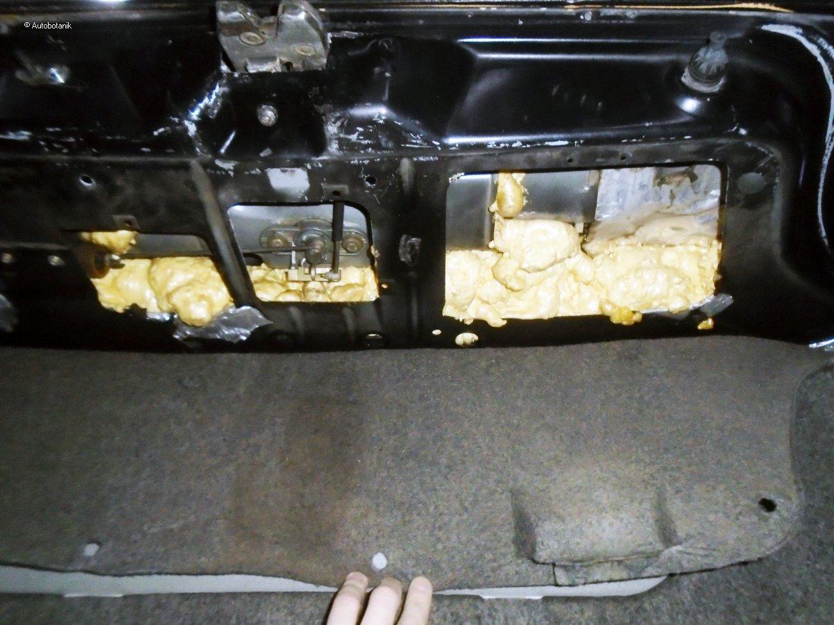 Свежий весенний цвет на старый кабриолет Свежий весенний цвет на старый кабриолет авто и мото