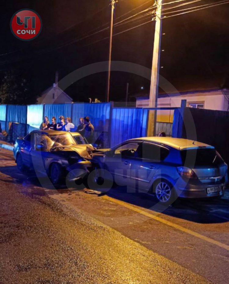 Из-за ошибки водителя пострадали люди: в Сочи лихач влетел в иномарку и припаркованное авто