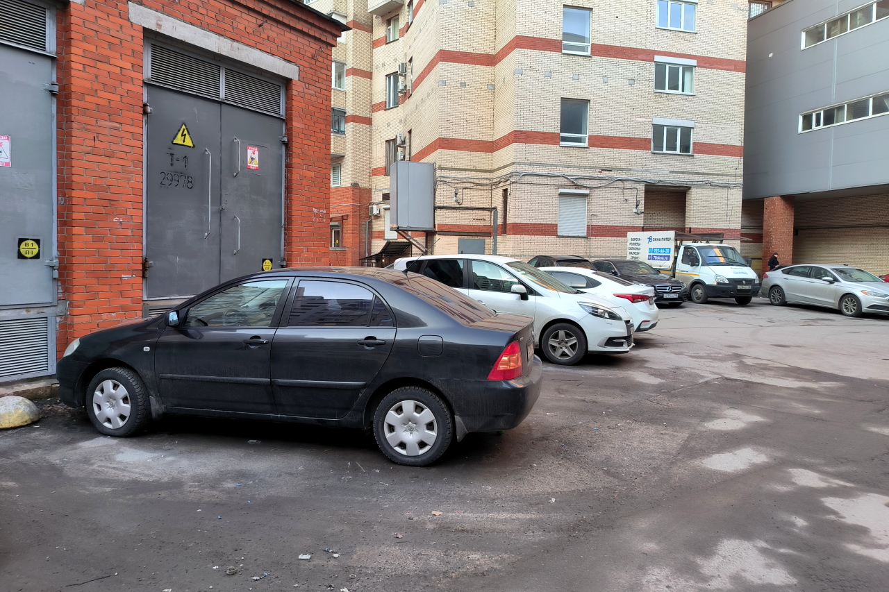В уральском городе бетонная стена раздавила припаркованный автомобиль