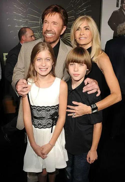 Последнее видео Чака Норриса на Гавайях: актер умер в больнице Норрис, актера, стало, Норриса, плохо, «Путь, боевых, сейчас, близнецами, которой, хорошей, близкие, Актеру, вместе, Спасибо, утром, Джиной, сердцем, беспокоить, видео