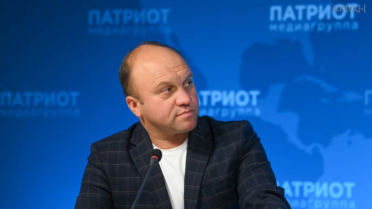 Биолог Глазков: Реагентами посыпают улицы Петербурга из экономии, а не ради удобства людей Биолог Глазков: Реагентами посыпают улицы Петербурга из экономии, а не ради удобства людей Общество