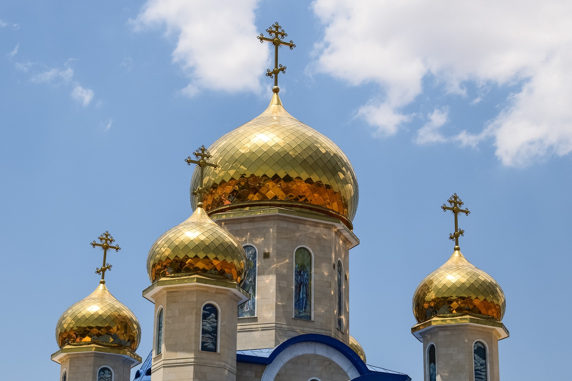 Православная Церковь с золотыми куполами