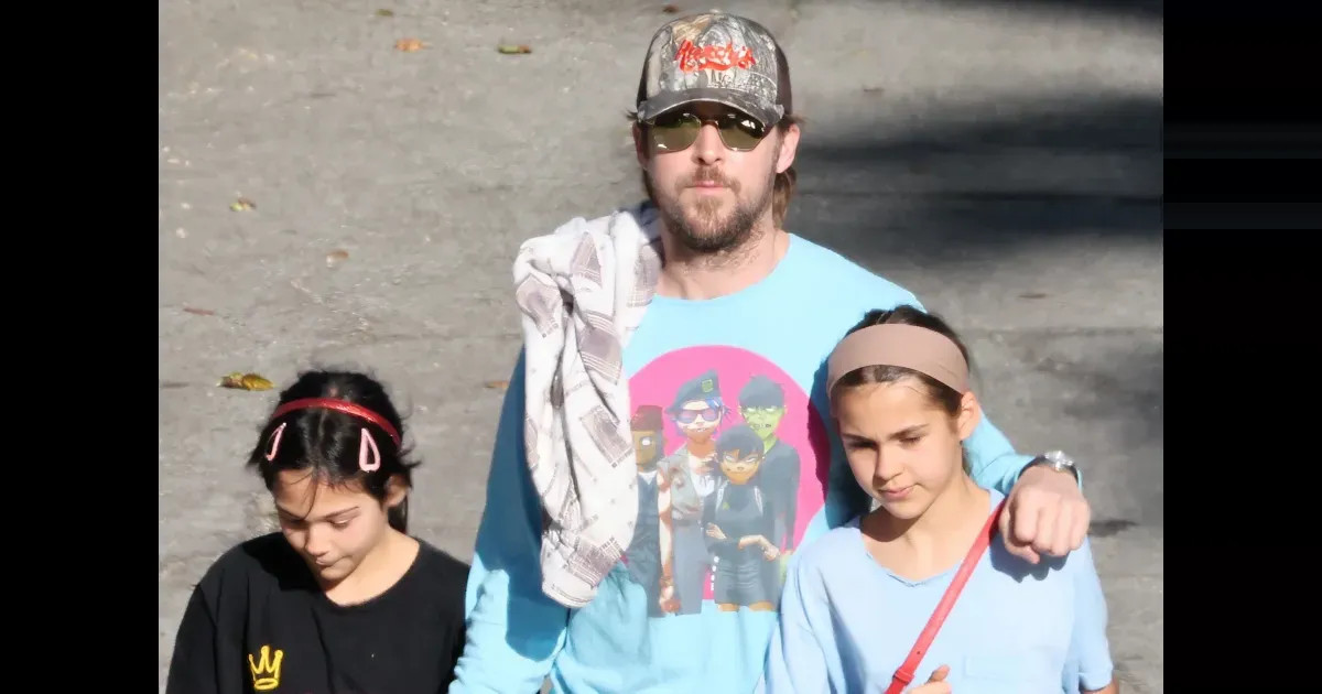 Райана Гослинга впервые за долгое время засняли с дочерьми от Евы Мендес