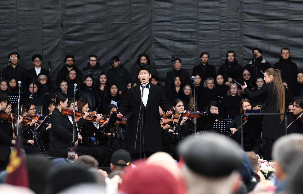 Российско-китайский симфонический оркестр выступил у Обелиска Победы в Твери