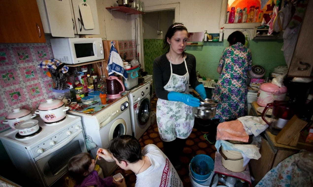 Как люди жили в коммуналках. Современный быт. Коммуналка. Кухня в общежитии. Семья в коммуналке.