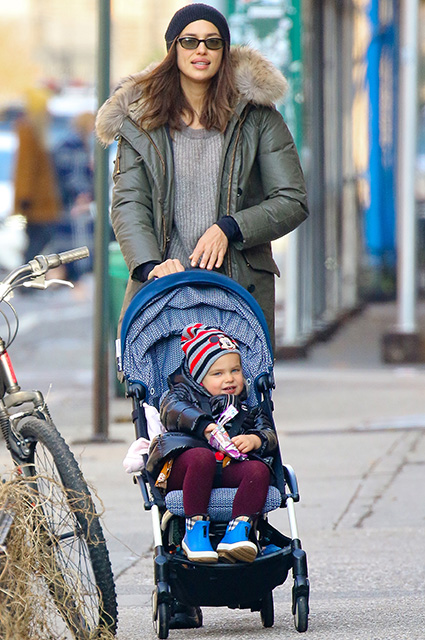 Ирина Шейк и Брэдли Купер на прогулке с дочкой Леей в Нью-Йорке Звездные дети