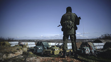 Военнослужащий на территории зенитно-ракетного дивизиона в Севастополе