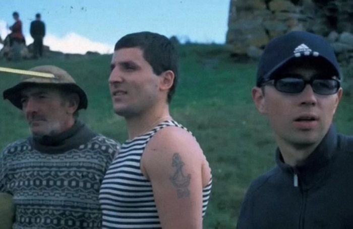 Сергей Бодров на съемках своего последнего фильма «Связной». Северная Осетия, Кармадонское ущелье, 2002