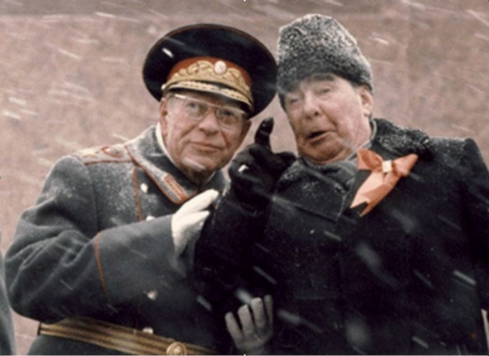 Леонид Брежнев и Устинов на трибуне Мавзолея Ленина 7 ноября 1982 года. 